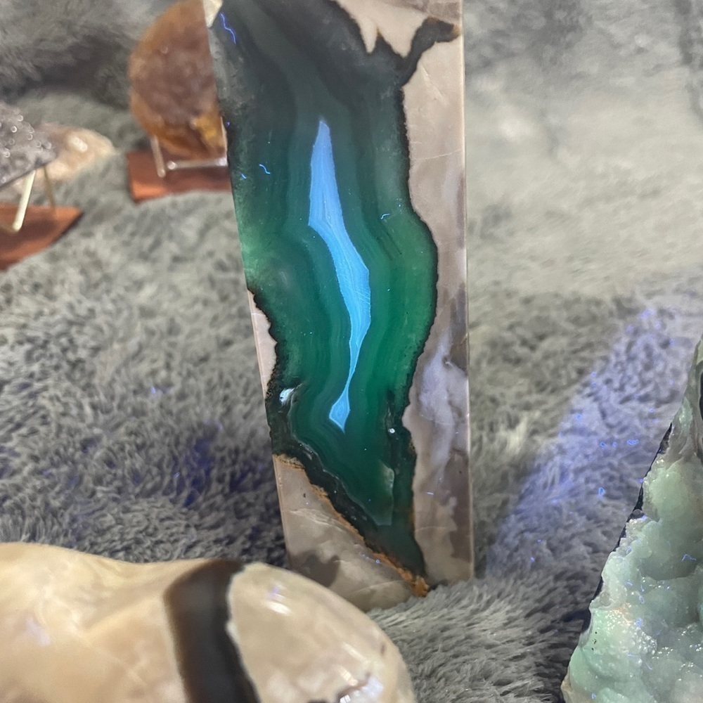 VOLCANO AGATE 4 PIECE SET 6”, 5”,4” tower and 3” heart GREEN UV “rivers” - Picture 15 of 15
